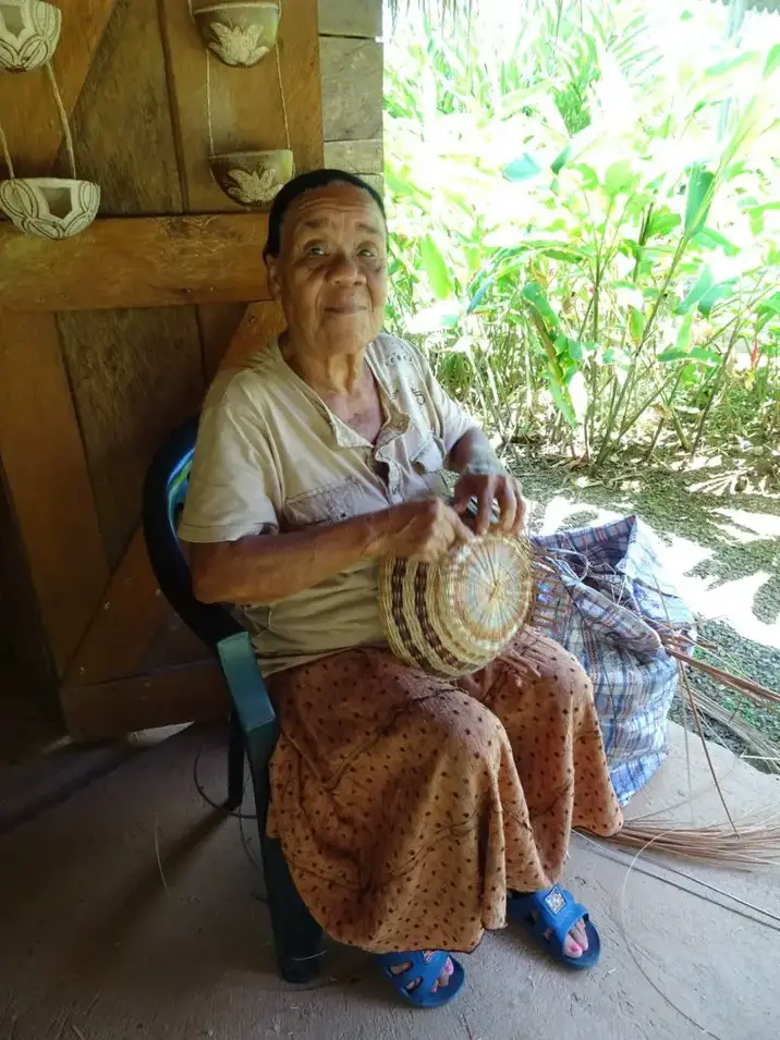 زنی که سبدهای نی لاروما سنتی را در قلمرو کالیناگو  می بافد.