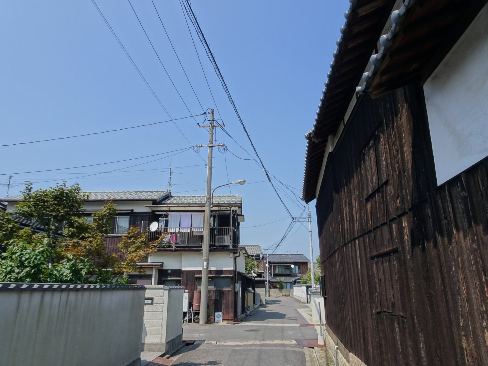 A small alleyway of wooden houses